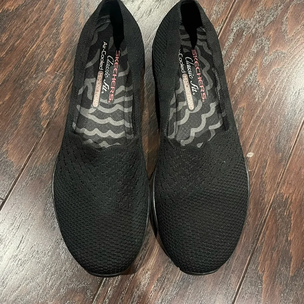 SKECHERS AIR COOLED CUSHION COMFORT BLACKSHOES Women SIZE 9